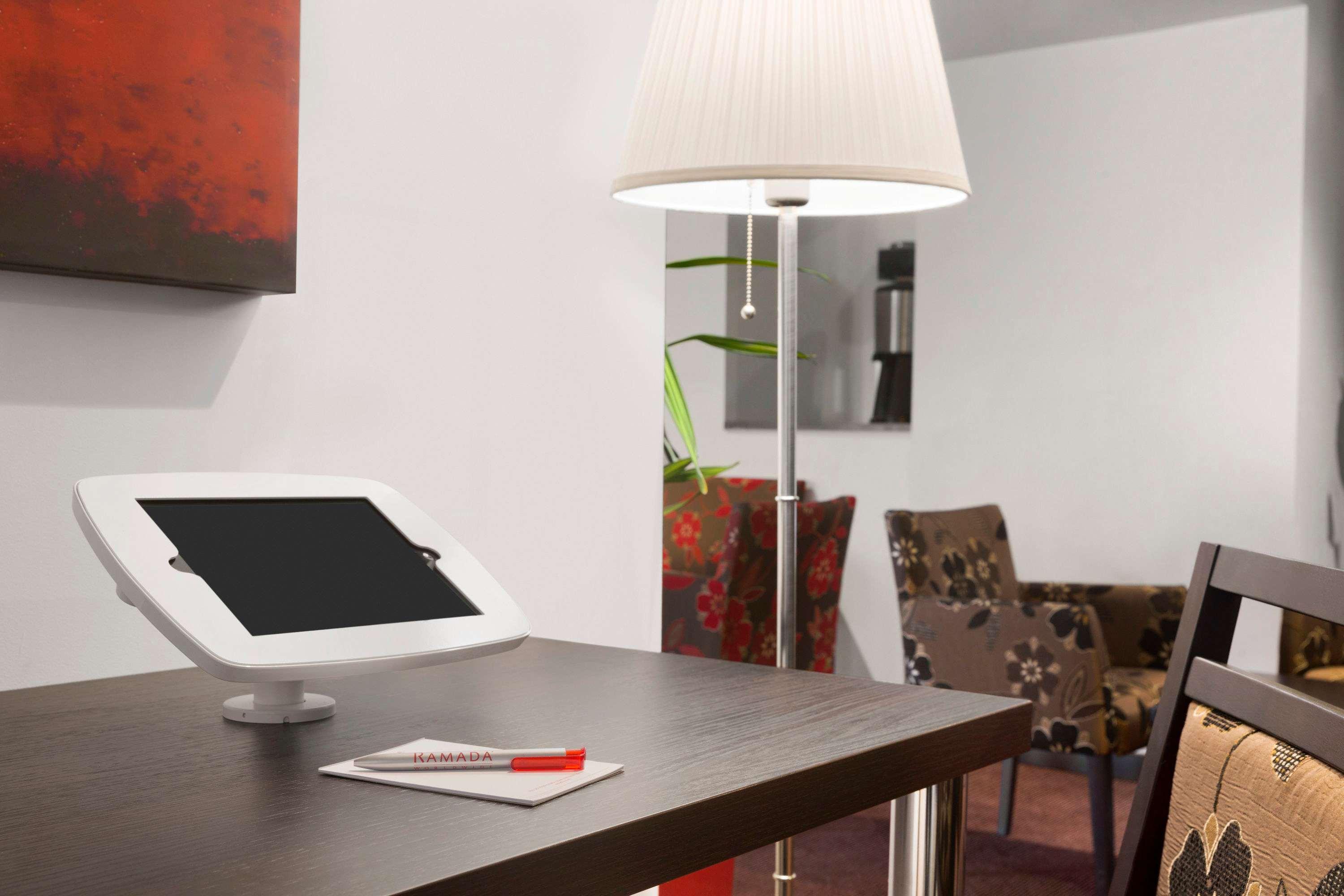 Ramada Milton Keynes Hotel Eksteriør billede