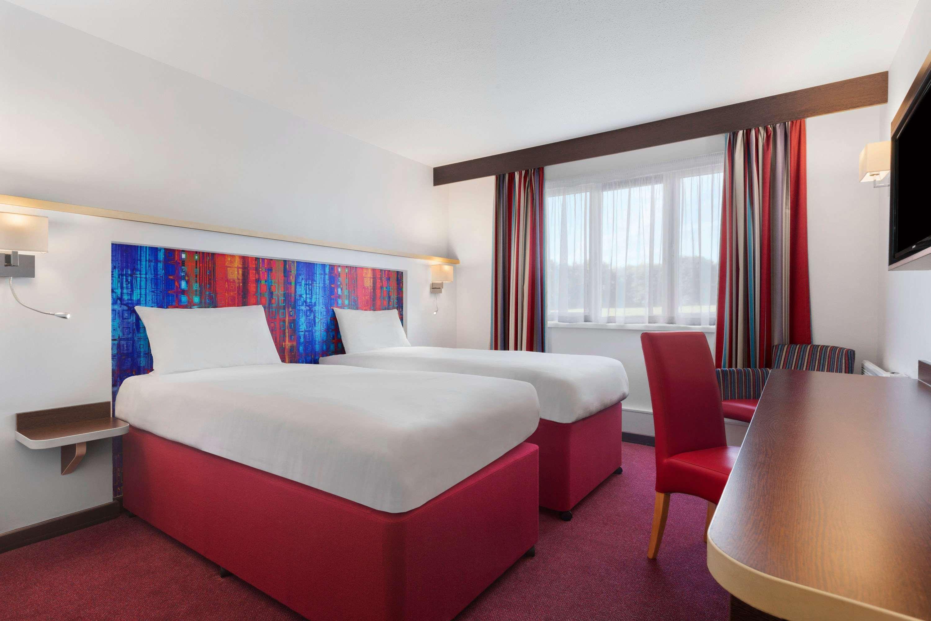 Ramada Milton Keynes Hotel Eksteriør billede