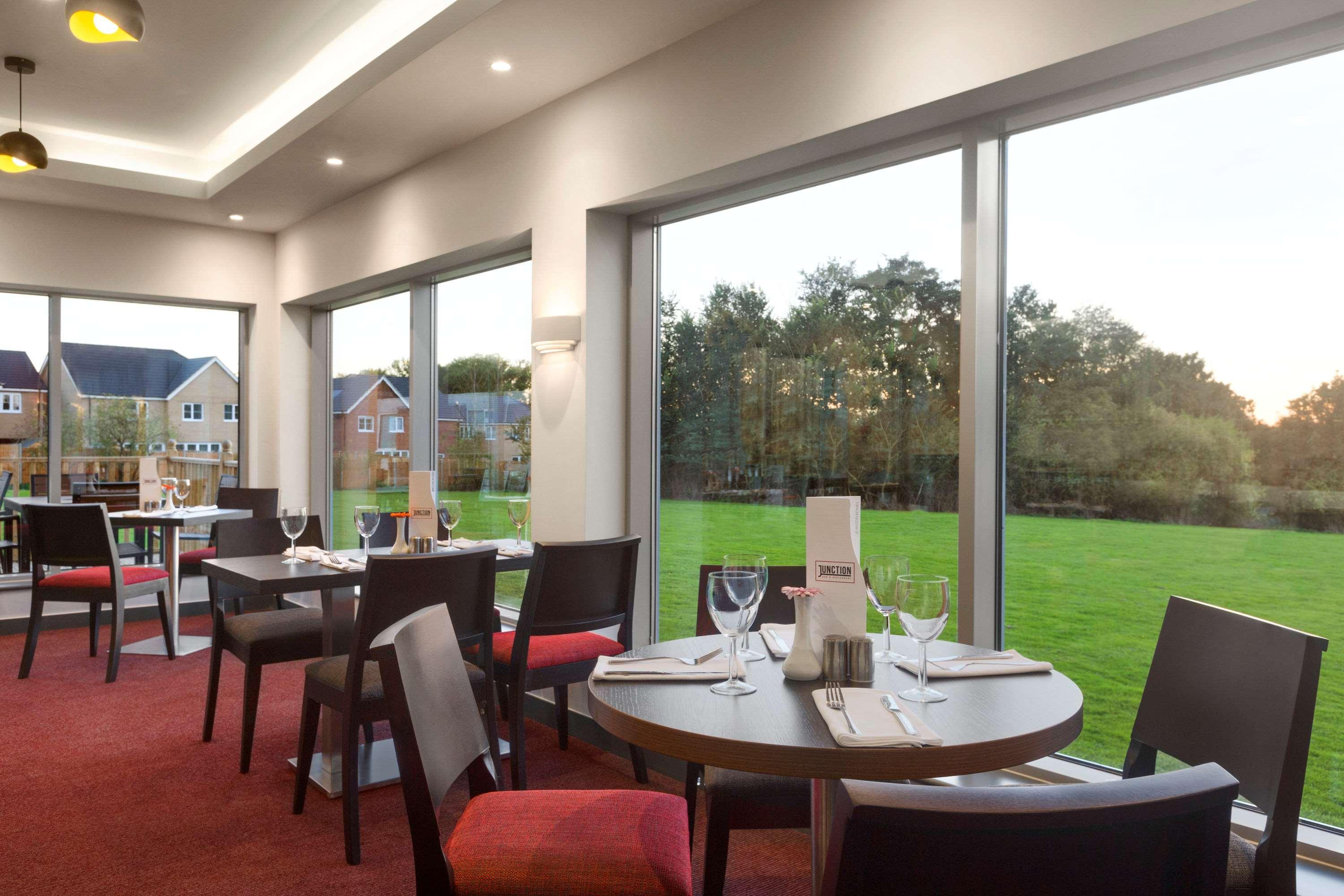 Ramada Milton Keynes Hotel Eksteriør billede