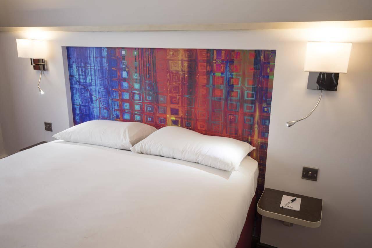 Ramada Milton Keynes Hotel Eksteriør billede